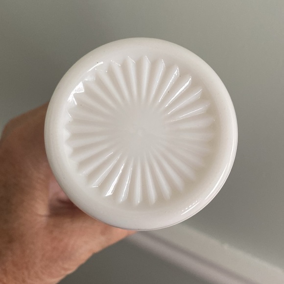 2 milk glass vases. Can be used for single flower or no more than three. - Picture 5 of 5